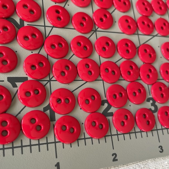 Lot of vintage small red shiny 2-hole buttons (60+) - Picture 4 of 5